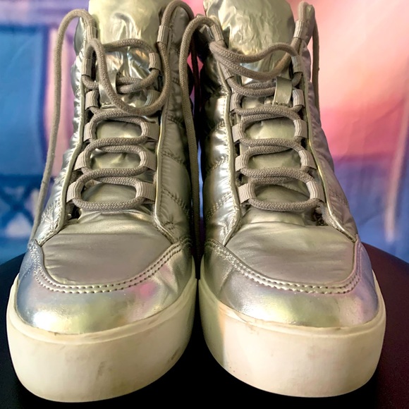 👟 💫Glam Guess heeled sneakers 👟 💫 - Picture 1 of 12